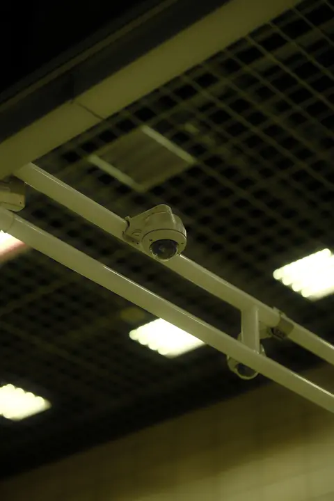 Cámara de seguridad instalada en techo