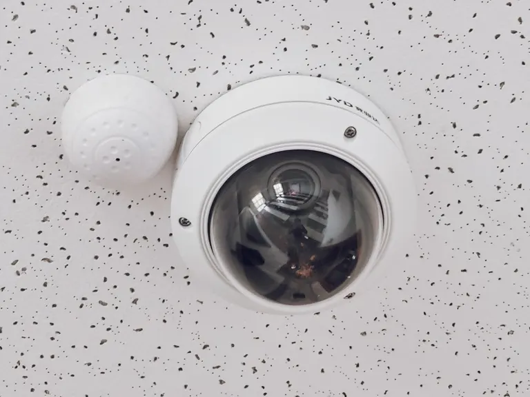 Cámara domo de videovigilancia en techo