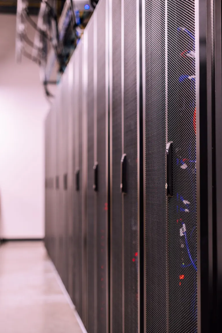 Racks negros de servidores