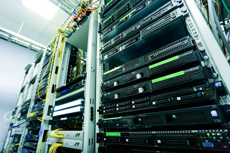 Racks de servidores con luces de actividad